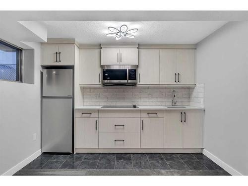 3443 35 Avenue Se, Calgary, AB - Indoor Photo Showing Kitchen