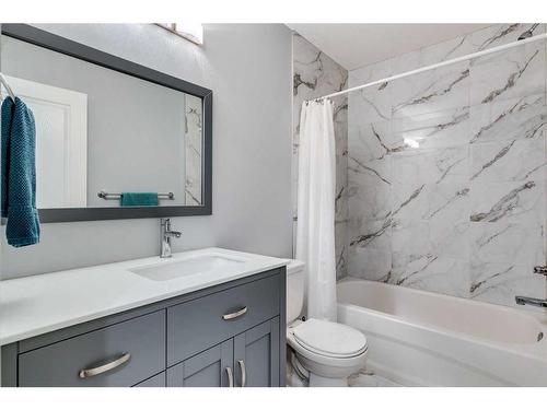 86 Cougartown Circle Sw, Calgary, AB - Indoor Photo Showing Bathroom