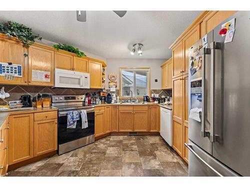 29-6009 62 Avenue, Olds, AB - Indoor Photo Showing Kitchen With Double Sink