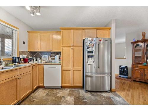 29-6009 62 Avenue, Olds, AB - Indoor Photo Showing Kitchen With Double Sink