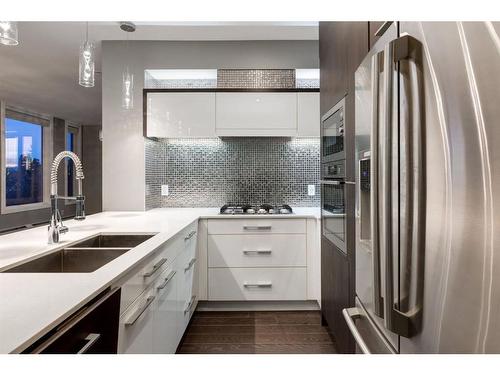 408-119 19 Street Nw, Calgary, AB - Indoor Photo Showing Kitchen With Double Sink With Upgraded Kitchen