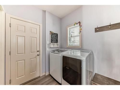 196 Sunset Circle, Cochrane, AB - Indoor Photo Showing Laundry Room