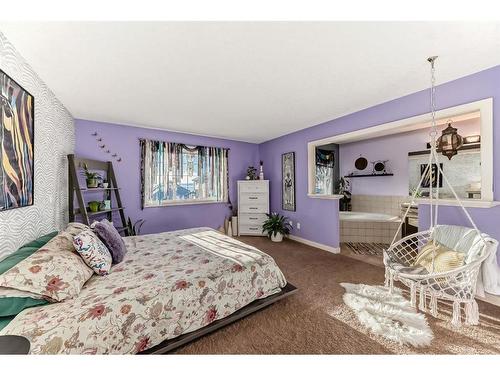 196 Sunset Circle, Cochrane, AB - Indoor Photo Showing Bedroom