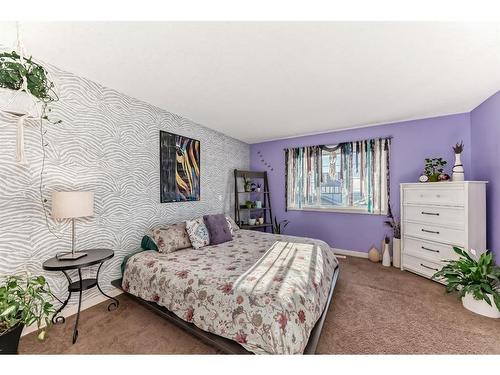 196 Sunset Circle, Cochrane, AB - Indoor Photo Showing Bedroom