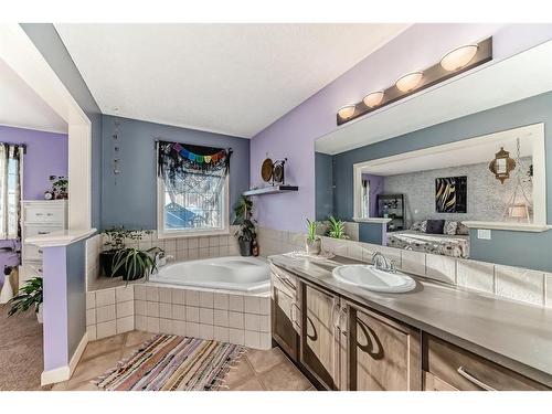 196 Sunset Circle, Cochrane, AB - Indoor Photo Showing Bathroom