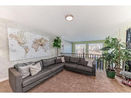 196 Sunset Circle, Cochrane, AB - Indoor Photo Showing Living Room