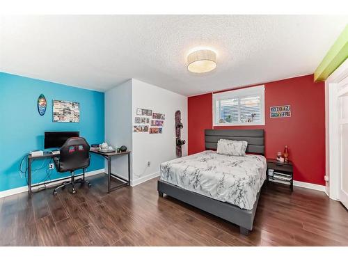 196 Sunset Circle, Cochrane, AB - Indoor Photo Showing Bedroom