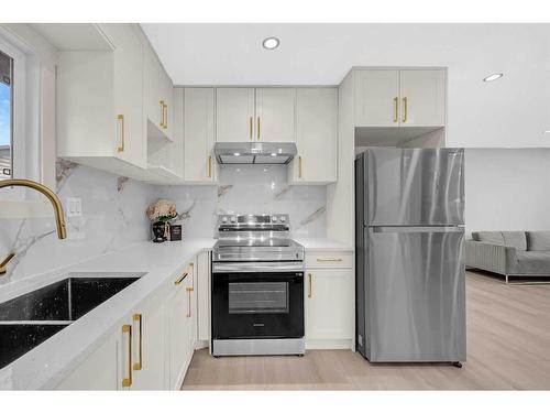 820 Maidstone Drive Ne, Calgary, AB - Indoor Photo Showing Kitchen