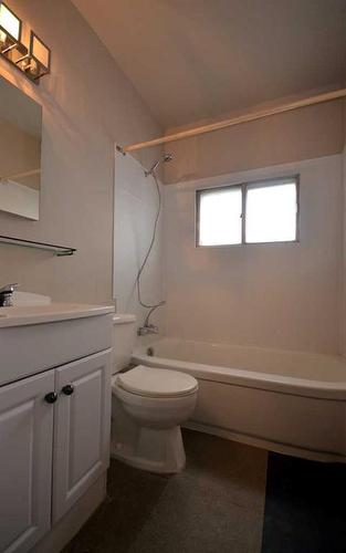 1824 29 Avenue Sw, Calgary, AB - Indoor Photo Showing Bathroom