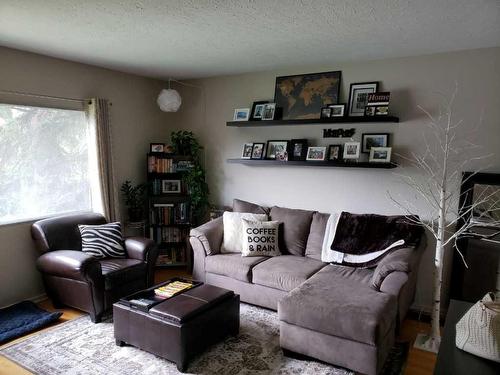 1824 29 Avenue Sw, Calgary, AB - Indoor Photo Showing Living Room