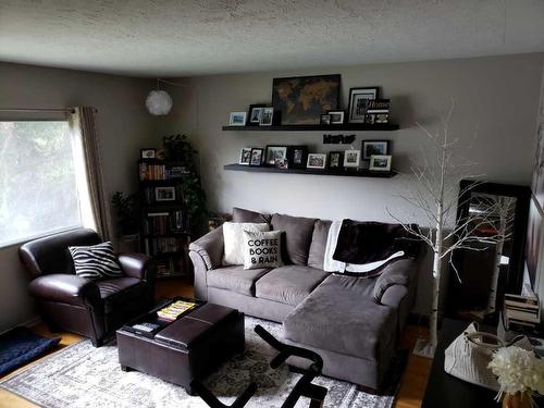 1824 29 Avenue Sw, Calgary, AB - Indoor Photo Showing Living Room