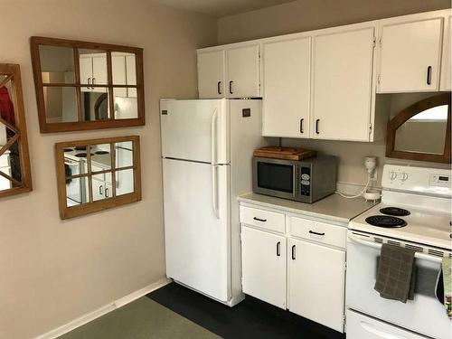 1824 29 Avenue Sw, Calgary, AB - Indoor Photo Showing Kitchen