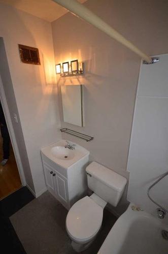 1824 29 Avenue Sw, Calgary, AB - Indoor Photo Showing Bathroom