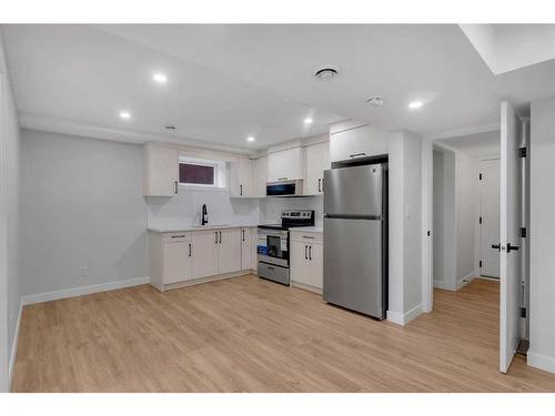 143 Bermuda Drive Nw, Calgary, AB - Indoor Photo Showing Kitchen