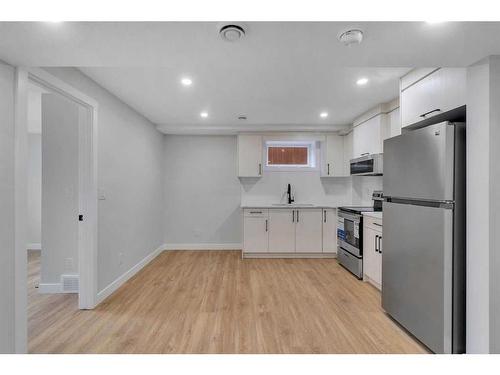 143 Bermuda Drive Nw, Calgary, AB - Indoor Photo Showing Kitchen