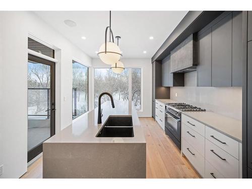 2303 13 Street Nw, Calgary, AB - Indoor Photo Showing Kitchen With Double Sink With Upgraded Kitchen