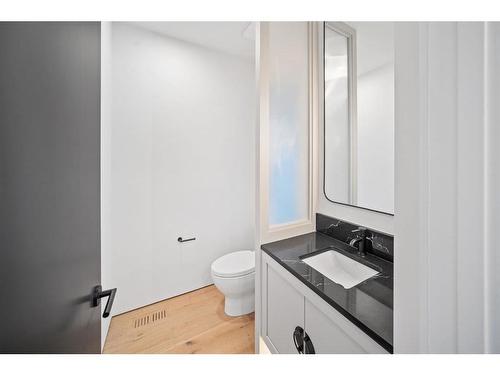 2303 13 Street Nw, Calgary, AB - Indoor Photo Showing Bathroom