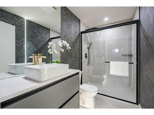 103 Lissington Drive Sw, Calgary, AB - Indoor Photo Showing Bathroom