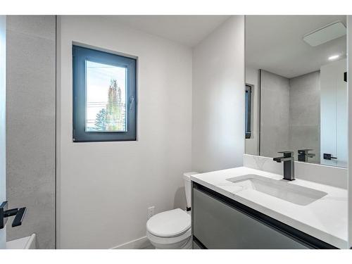 103 Lissington Drive Sw, Calgary, AB - Indoor Photo Showing Bathroom