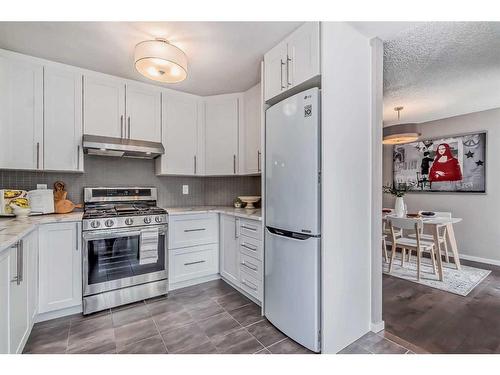 137 Woodfield Close Sw, Calgary, AB - Indoor Photo Showing Kitchen