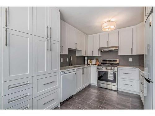 137 Woodfield Close Sw, Calgary, AB - Indoor Photo Showing Kitchen