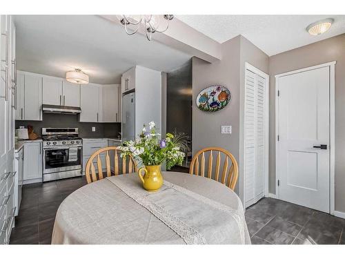 137 Woodfield Close Sw, Calgary, AB - Indoor Photo Showing Dining Room