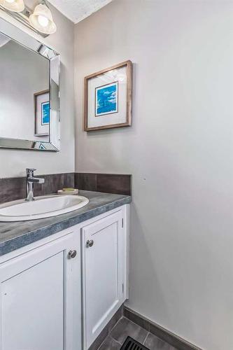 137 Woodfield Close Sw, Calgary, AB - Indoor Photo Showing Bathroom