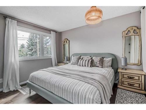 137 Woodfield Close Sw, Calgary, AB - Indoor Photo Showing Bedroom