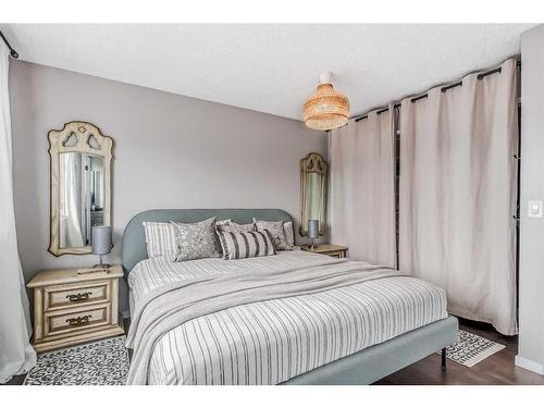 137 Woodfield Close Sw, Calgary, AB - Indoor Photo Showing Bedroom