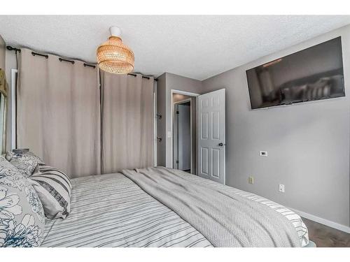 137 Woodfield Close Sw, Calgary, AB - Indoor Photo Showing Bedroom