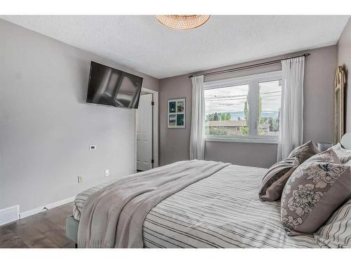 137 Woodfield Close Sw, Calgary, AB - Indoor Photo Showing Bedroom