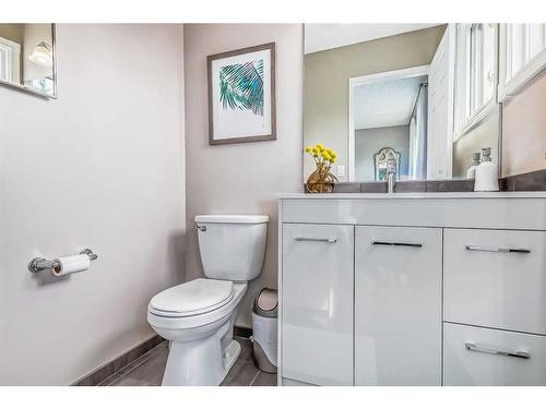 137 Woodfield Close Sw, Calgary, AB - Indoor Photo Showing Bathroom