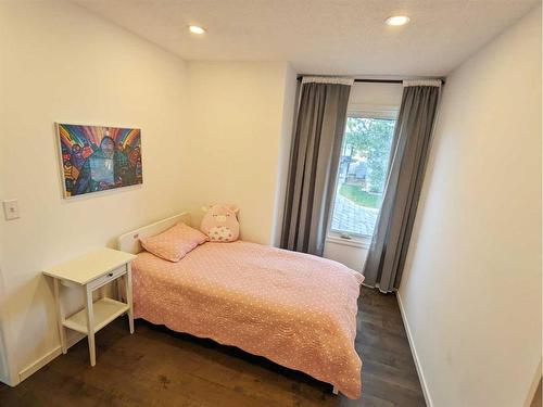 137 Woodfield Close Sw, Calgary, AB - Indoor Photo Showing Bedroom