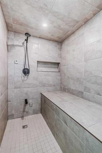 137 Woodfield Close Sw, Calgary, AB - Indoor Photo Showing Bathroom