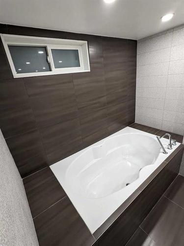 137 Woodfield Close Sw, Calgary, AB - Indoor Photo Showing Bathroom