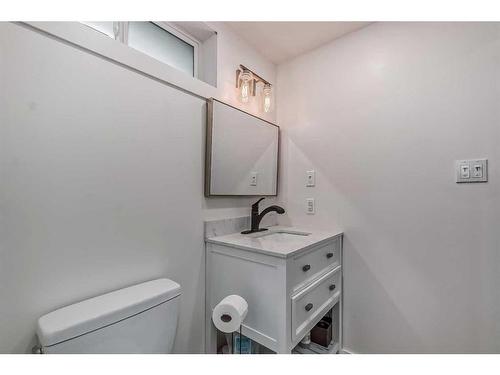 137 Woodfield Close Sw, Calgary, AB - Indoor Photo Showing Bathroom