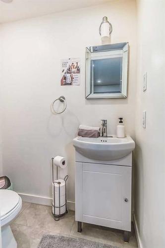 137 Woodfield Close Sw, Calgary, AB - Indoor Photo Showing Bathroom