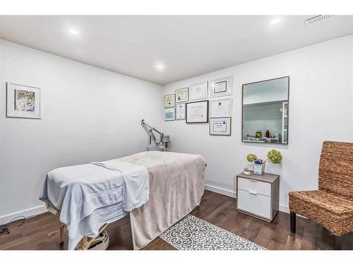 137 Woodfield Close Sw, Calgary, AB - Indoor Photo Showing Bedroom