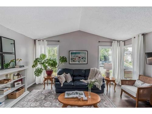 137 Woodfield Close Sw, Calgary, AB - Indoor Photo Showing Living Room