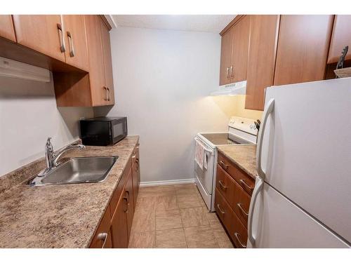 315-10120 Brookpark Boulevard Sw, Calgary, AB - Indoor Photo Showing Kitchen