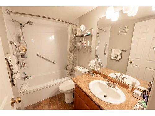 315-10120 Brookpark Boulevard Sw, Calgary, AB - Indoor Photo Showing Bathroom