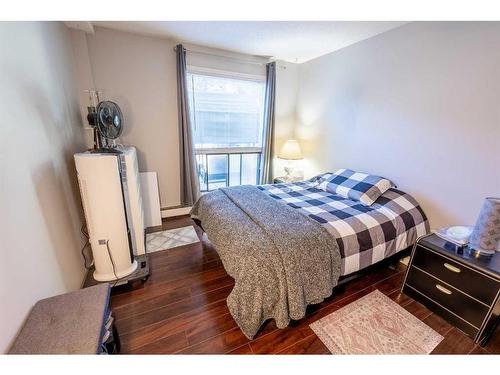 315-10120 Brookpark Boulevard Sw, Calgary, AB - Indoor Photo Showing Bedroom