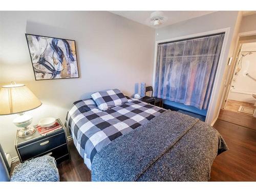 315-10120 Brookpark Boulevard Sw, Calgary, AB - Indoor Photo Showing Bedroom