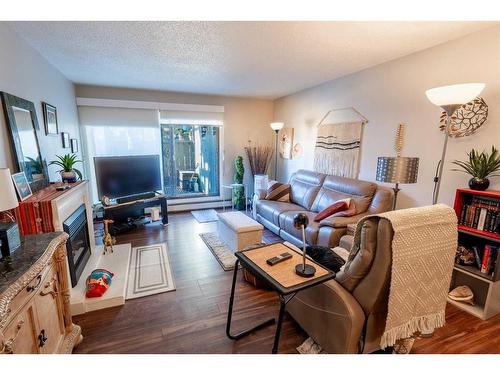 315-10120 Brookpark Boulevard Sw, Calgary, AB - Indoor Photo Showing Living Room