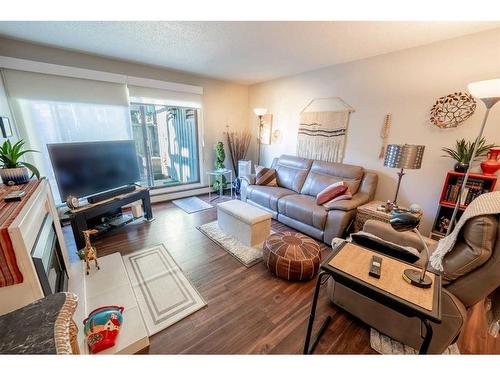 315-10120 Brookpark Boulevard Sw, Calgary, AB - Indoor Photo Showing Living Room