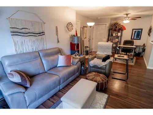 315-10120 Brookpark Boulevard Sw, Calgary, AB - Indoor Photo Showing Living Room