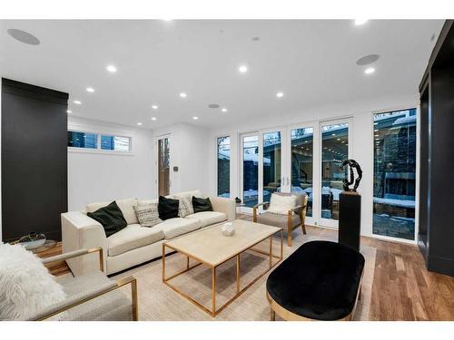 2012 3 Avenue Nw, Calgary, AB - Indoor Photo Showing Living Room