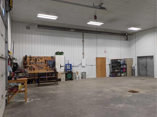 33525 Range Road 41, Rural Mountain View County, AB - Indoor Photo Showing Garage