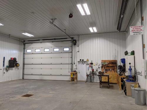 33525 Range Road 41, Rural Mountain View County, AB - Indoor Photo Showing Garage