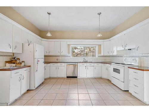 3707 Centre A Street Ne, Calgary, AB - Indoor Photo Showing Kitchen